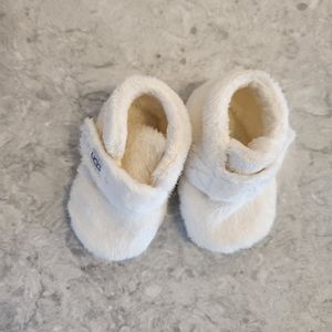 Baby UGG Bixbee slipper size 2/3